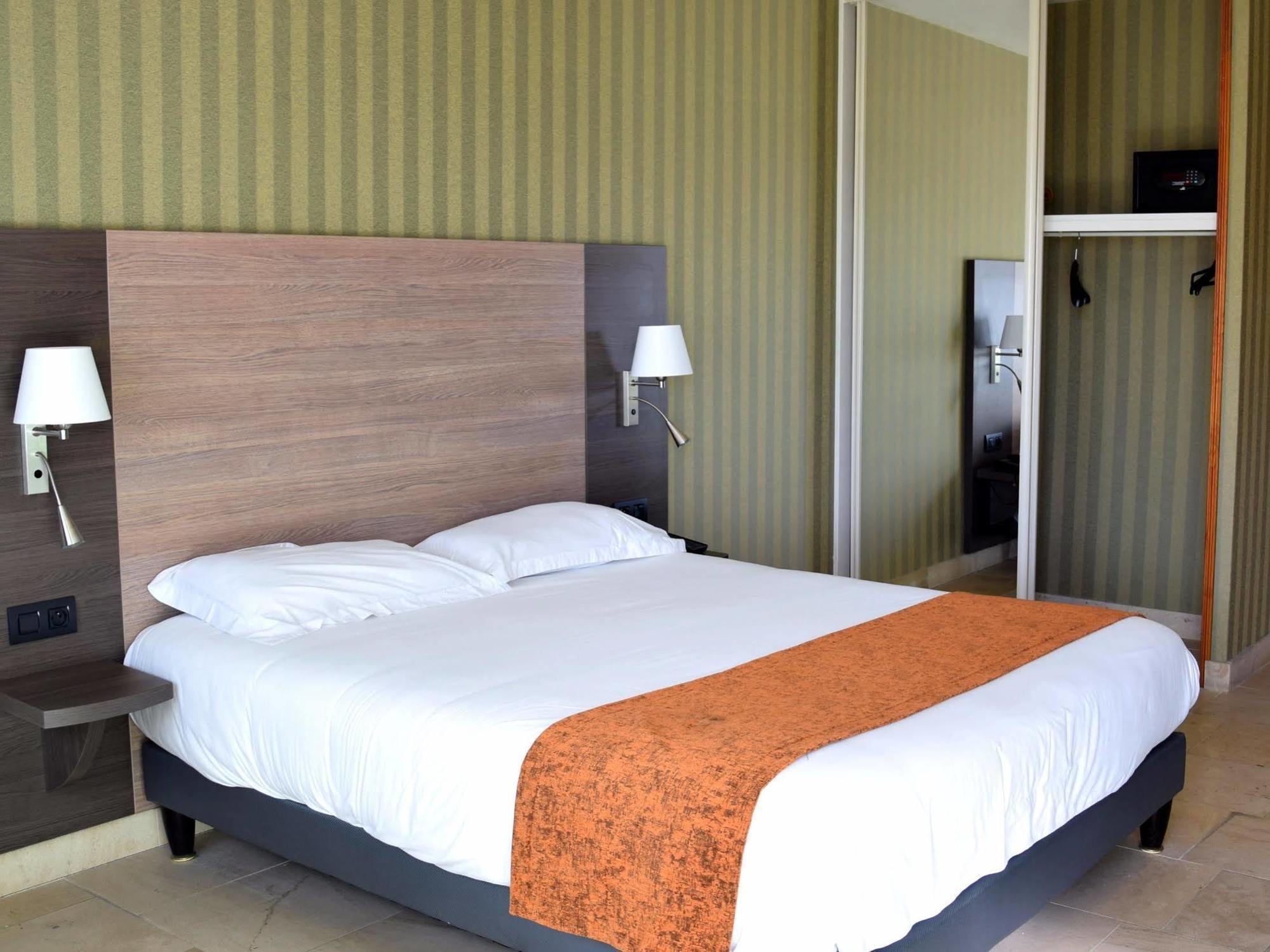 Logis Des Sources Hotel Creney-pres-Troyes Bagian luar foto